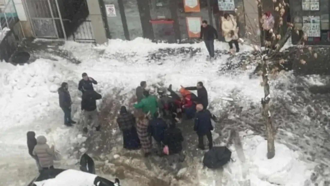 Çatıdan düşen kar kütlesi can aldı