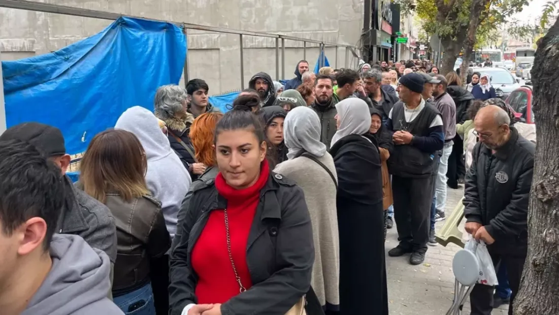 Sosyal konut başvurusu için saatlerce kuyrukta beklediler