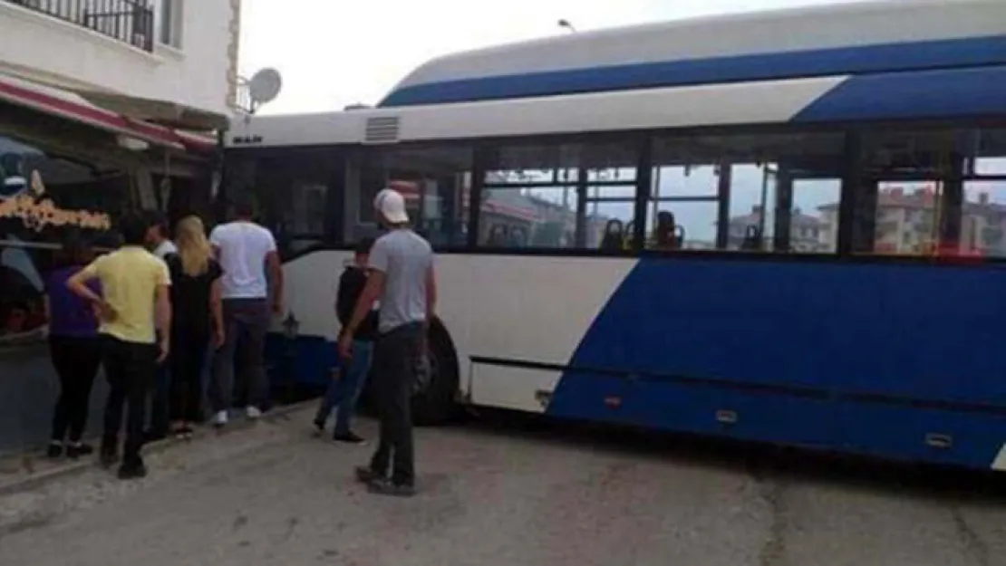 Ankara'da Belediye Otobüsü Kafeye Daldı