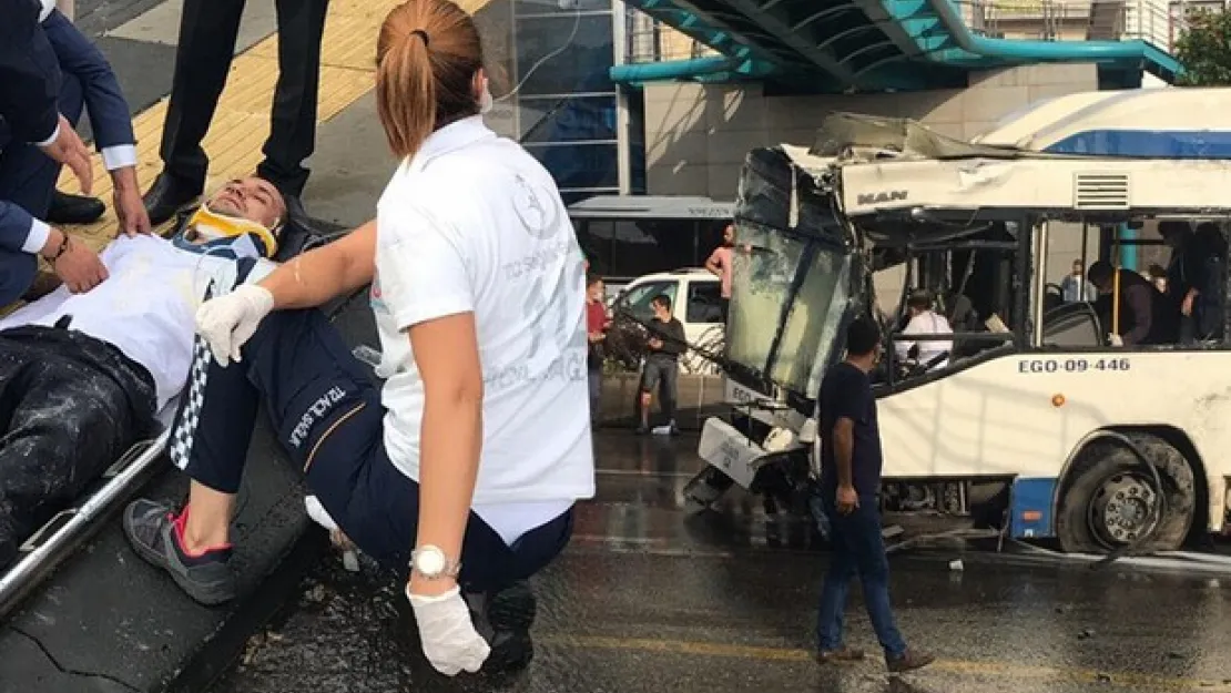 Ankara'da feci olay! Belediye otobüsü üst geçit asansörüne çarptı