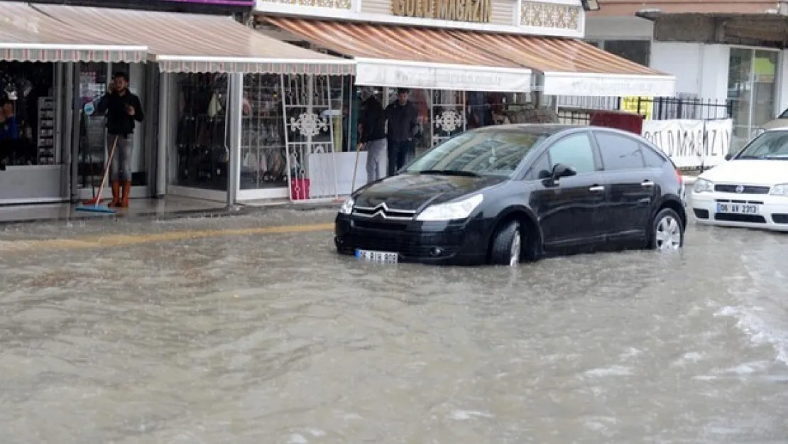 Ankara'da sağanak, su baskınlarına yol açtı