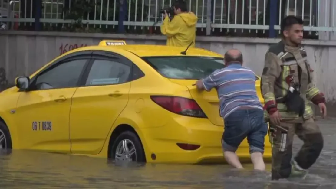 Ankara'da şiddetli yağış: Caddeler göle döndü, araçlar sürüklendi