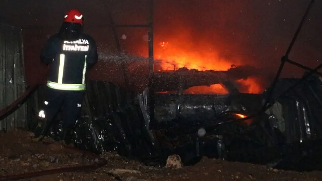Antalya'da Hurda Deposunda Yangın