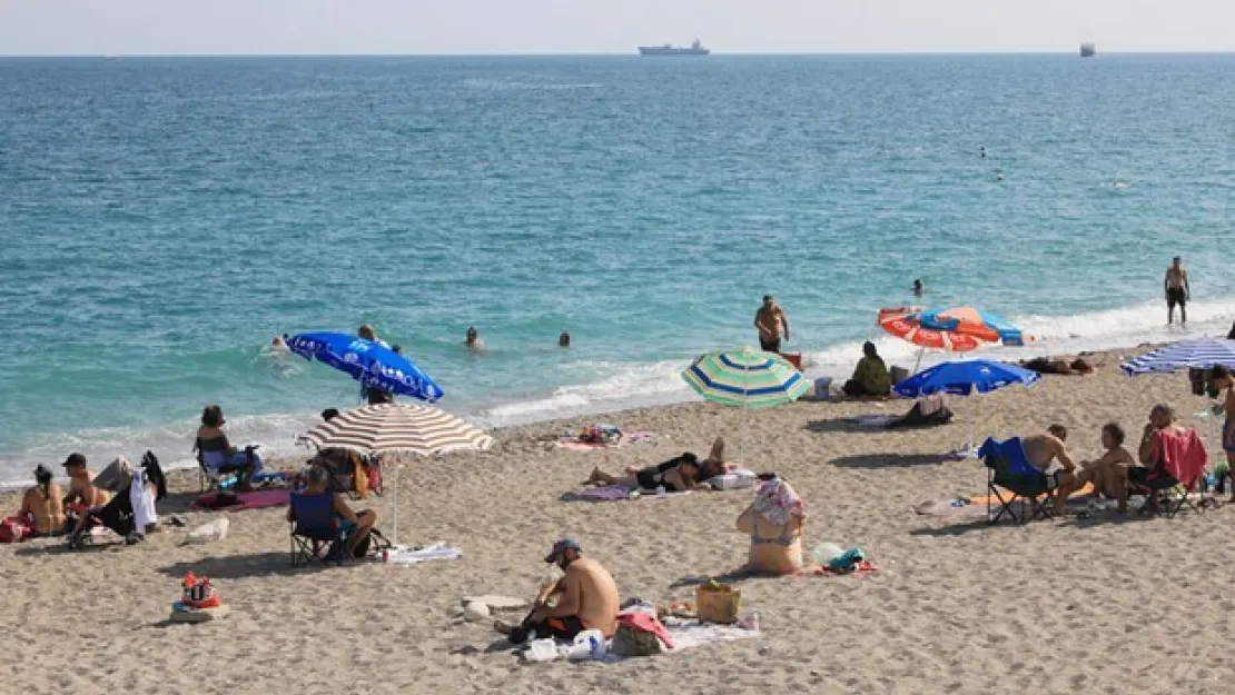 Antalya'da sıcak hava ve yüksek nem sonrası sahiller doldu