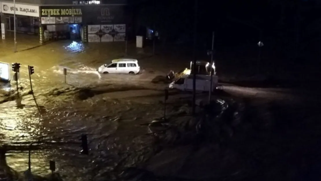 Antalya'nın 2 ilçesini sel aldı