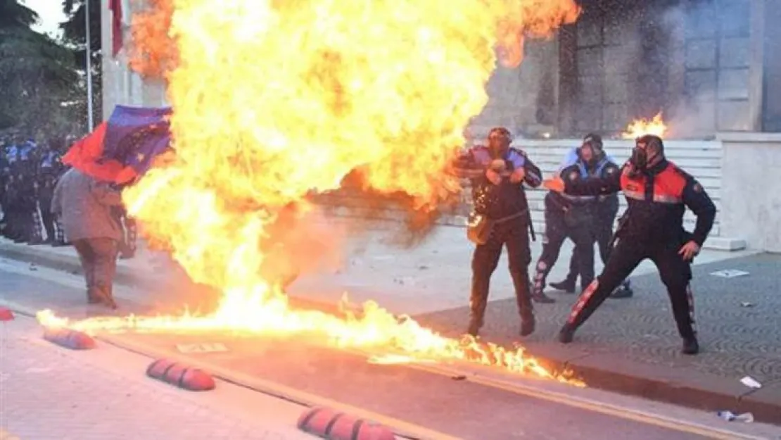 Arnavutluk Başbakanlık Binasına Molotoflu Saldırı