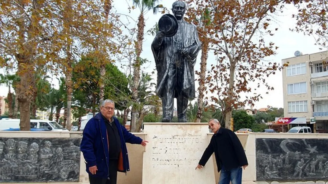 Atatürk Anıtı'na çirkin saldırı