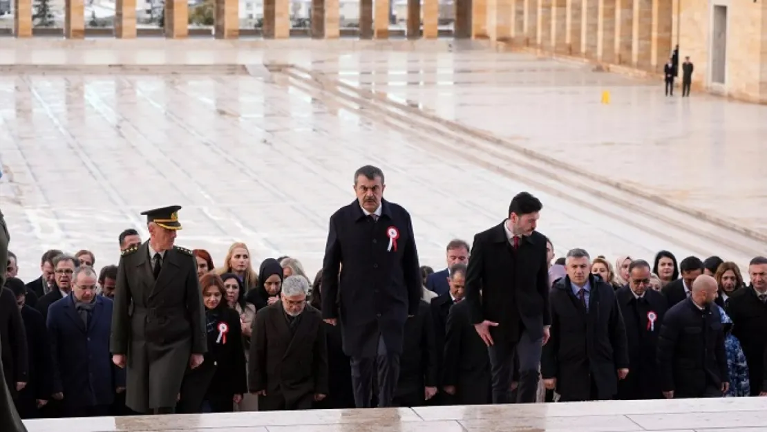 Bakan Tekin ve öğretmenler Ata'nın huzurunda