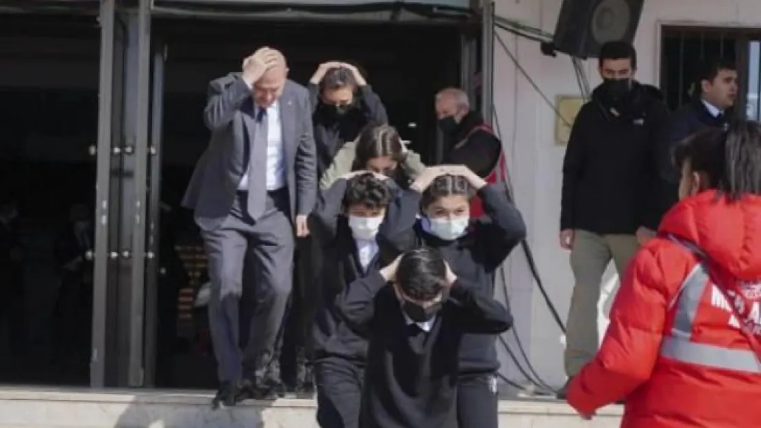 Bakanlar Soylu ve Özer, okulda deprem tatbikatında