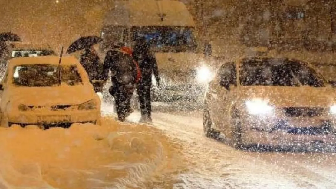 Beklenen kar yağışı İstanbul'da başladı. Uyarılar peş peşe geldi!
