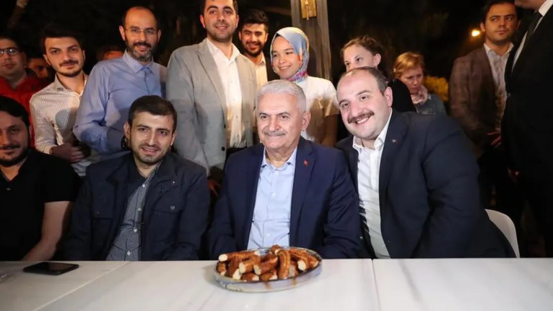 Binali Yıldırım Sahur'da Gençlerle Buluştu