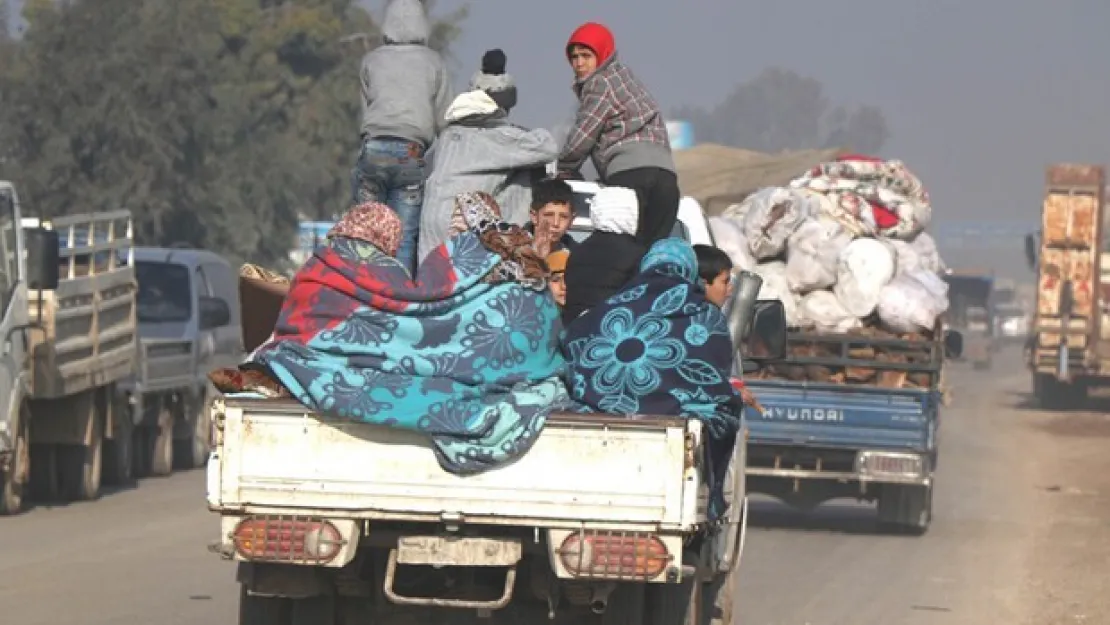 Binlerce Suriyeli Türkiye Sınırına Geliyor