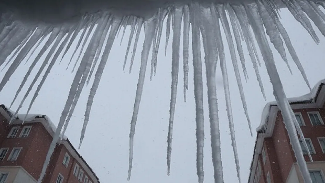 Bitlis'te buz sarkıtlarının boyu üç metreyi geçti