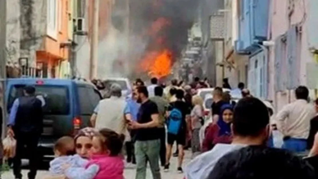 Bursa'da eğitim uçağı mahalle arasına düştü