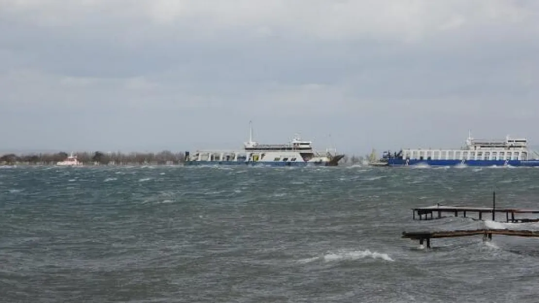 Çanakkale'de fırtınanın sürüklediği feribot karaya oturdu