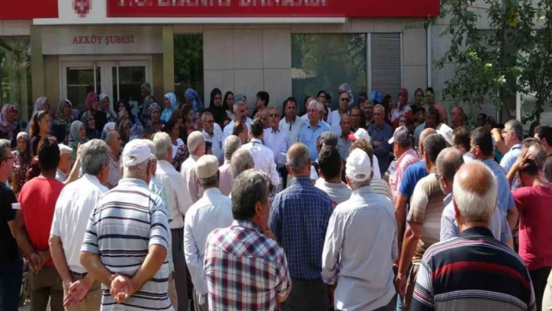 Çiftçi mahalledeki Ziraat Bankası şubesinin taşınmasını protesto etti