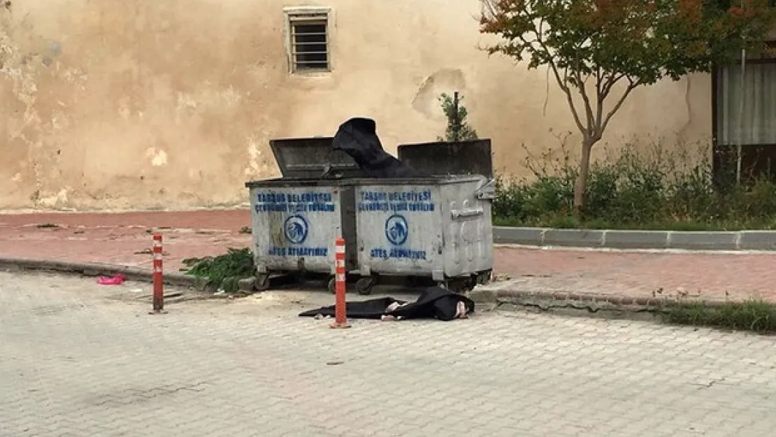 Çöp konteynerinin önünde korkutan ceset torbaları