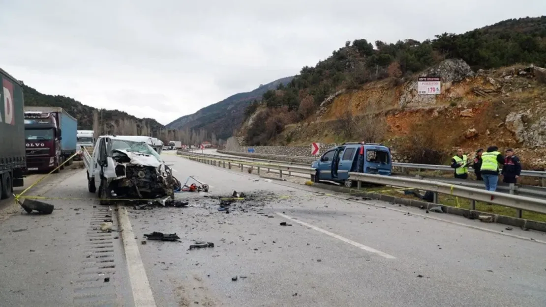 Çorum'da 4 araç birbirine girdi: 2 ölü, 5 yaralı