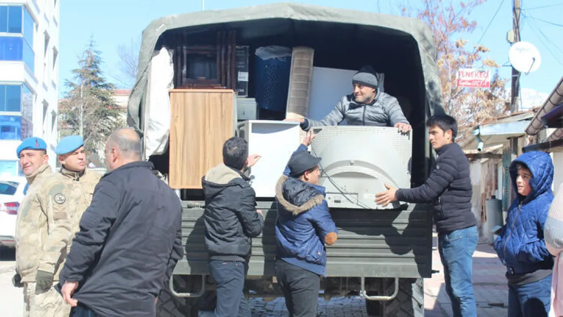 Depremzedeye Askeri Kamyonetler Hizmet Veriyor