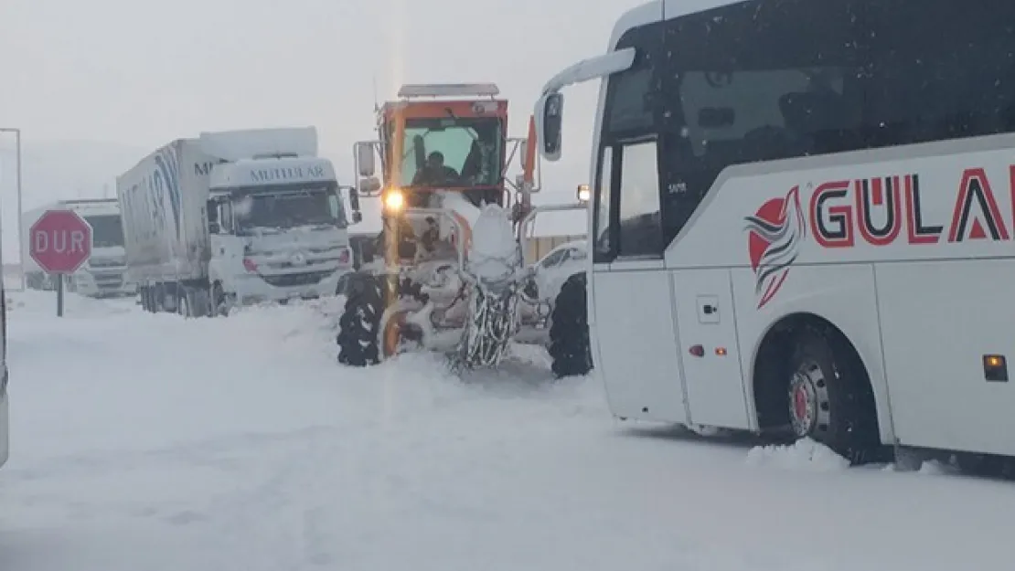 Doğu'da ulaşımı kar ve tipi vurdu