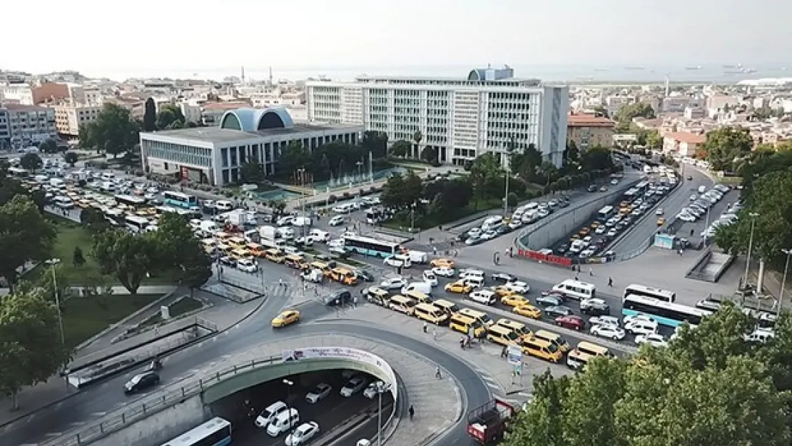 Dolmuş şoförleri İBB önünde eylem yaptı