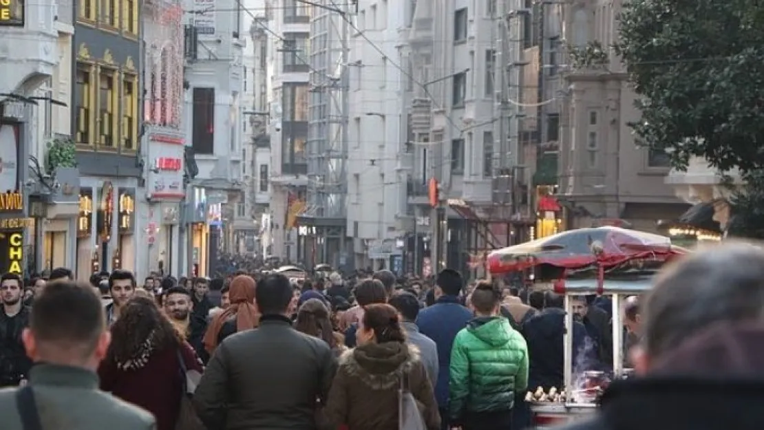 Dronelar 'kalabalık' alarmı verdi, İstiklal Caddesi'ne girişler kapatıldı