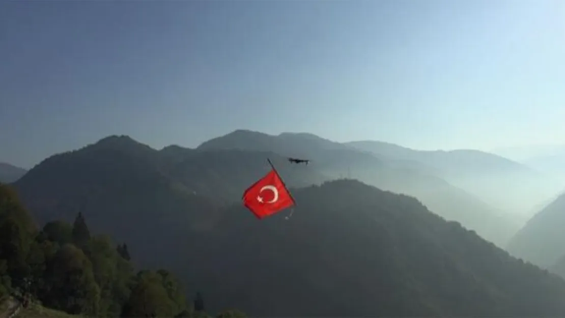 Dronla Türk bayrağı uçurdular