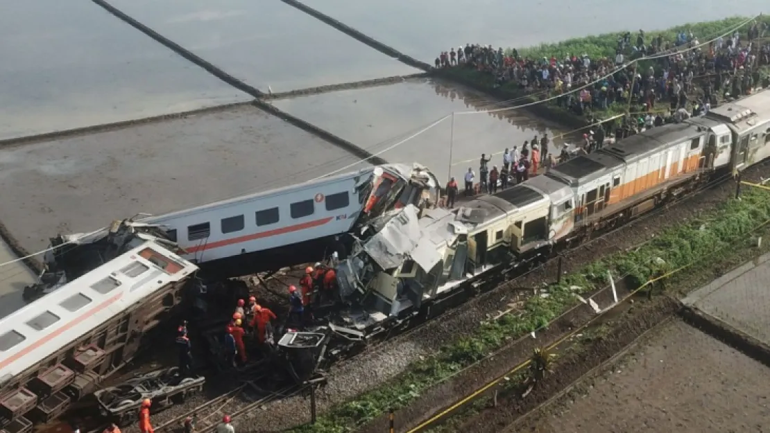 Endonezya'da iki yolcu treni çarpıştı