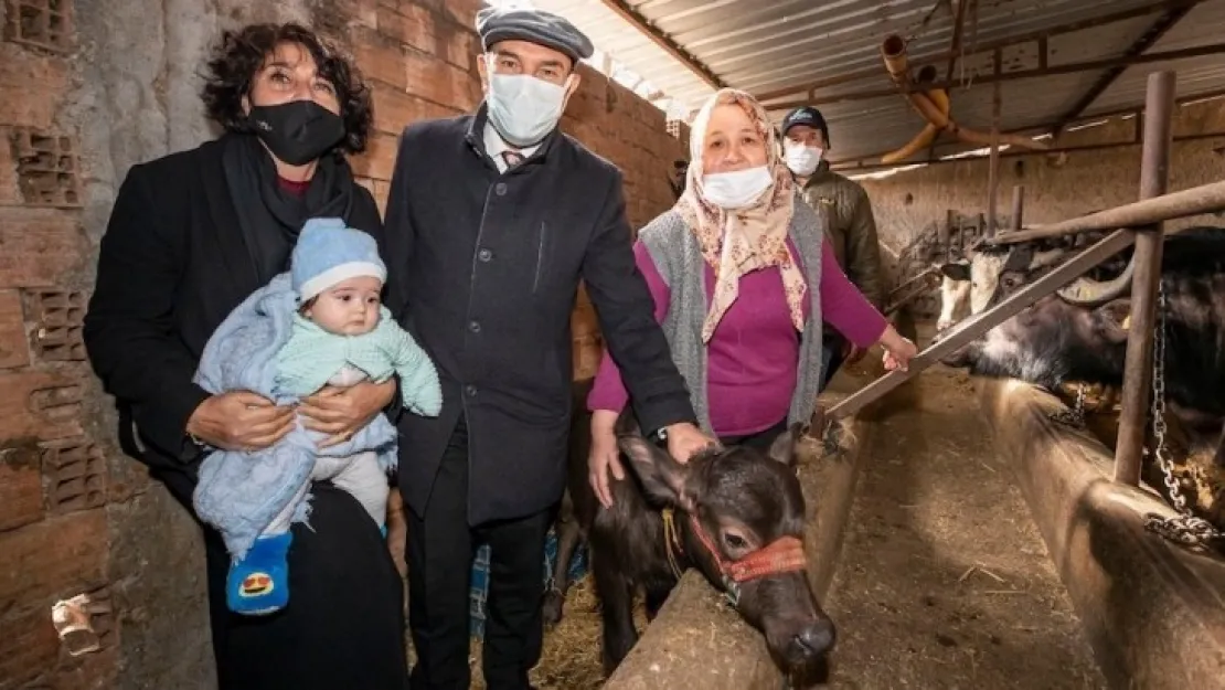 Esnafı da ziyaret eden Soyer'den Bakırçay'a müjdeler