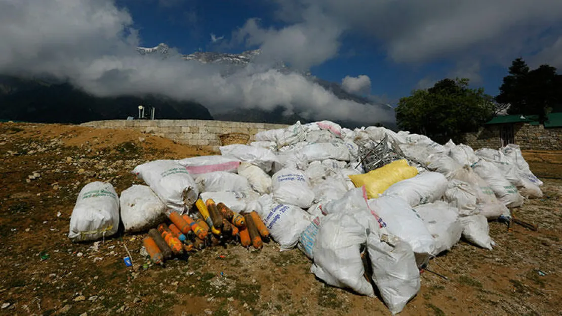 Everest Dağı'ndan 11 Ton Çöp Toplandı