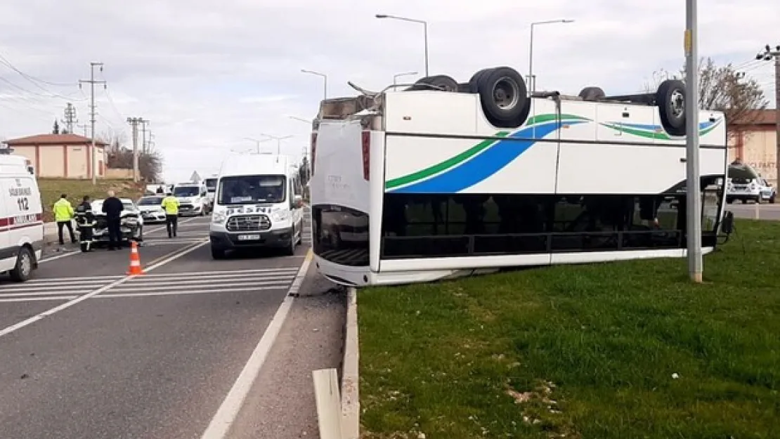 Feci kaza! Otobüs ters döndü