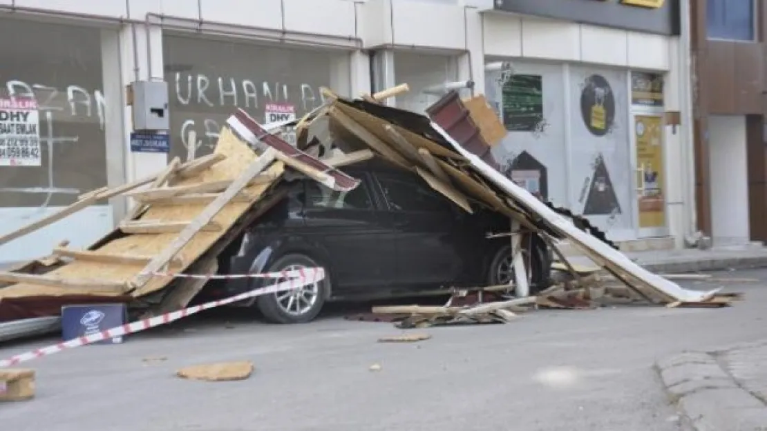 Fırtınada uçan çatı otomobilin üzerine düştü