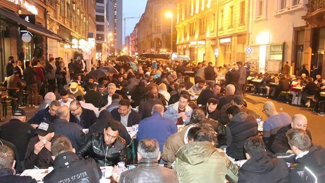 Frankfurt'un Orta Yerinde İftar