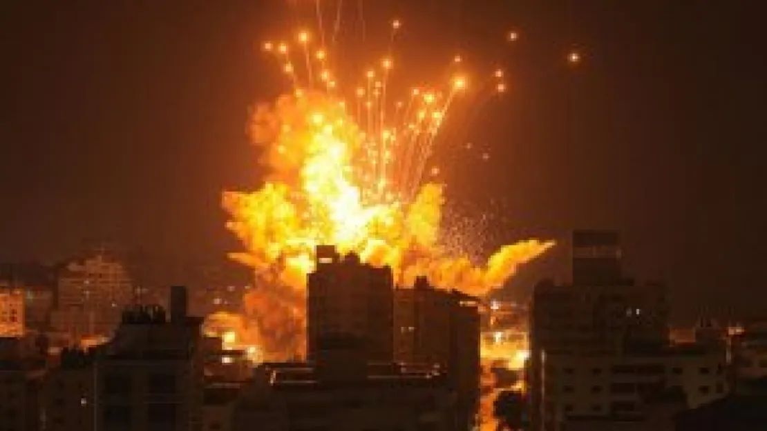 Gazze'ye gece boyunca bomba yağdı