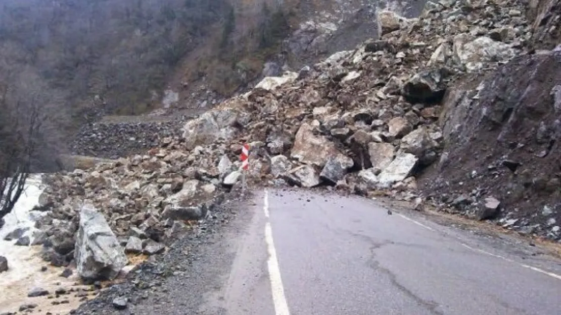 Giresun'da heyelan yolu kapattı