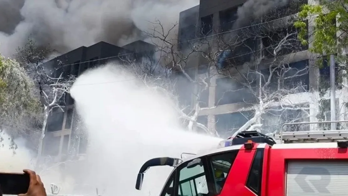 Hindistan'da 242 kişilik yolcu uçağı yerleşim bölgesine düştü