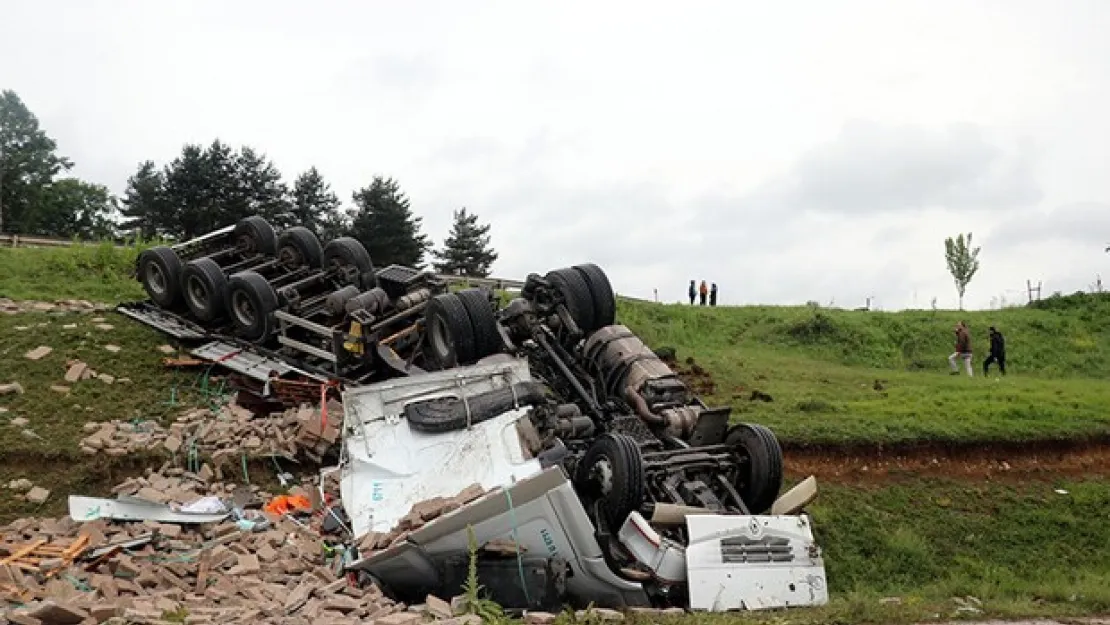 Hurdaya dönen TIR'dan burnu kanamadan çıktı