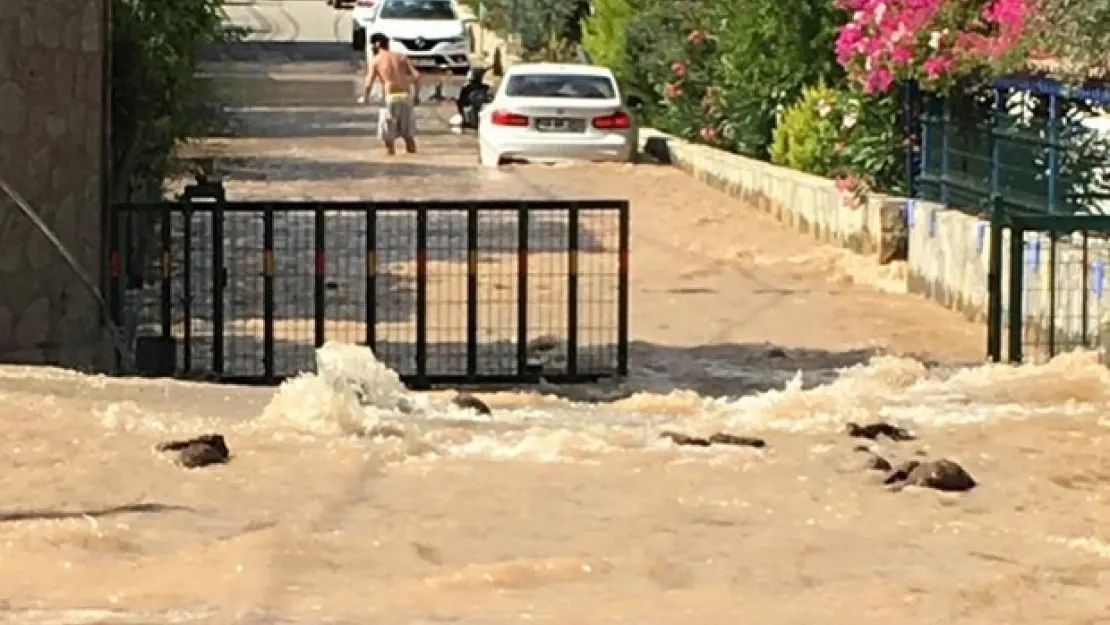 İçme suyu hattı patladı, yolda hasar oluştu