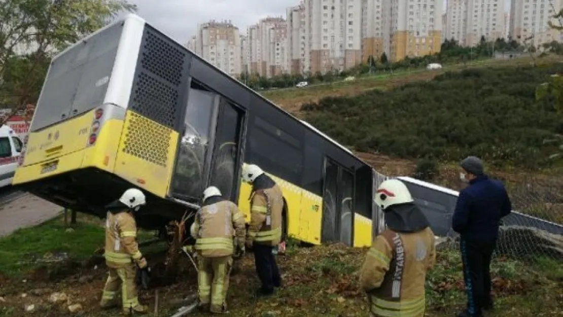 İETT otobüsü yoldan çıktı