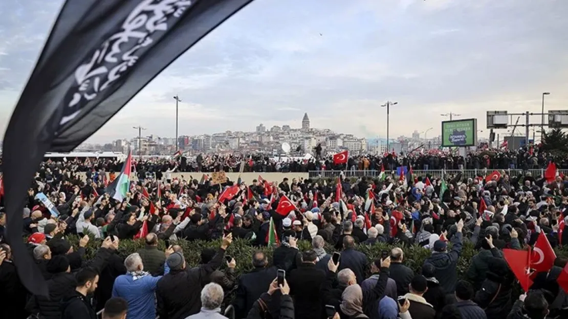 İstanbul'da tarihi buluşma: Binlerce kişi Galata Köprüsü'nde buluştu