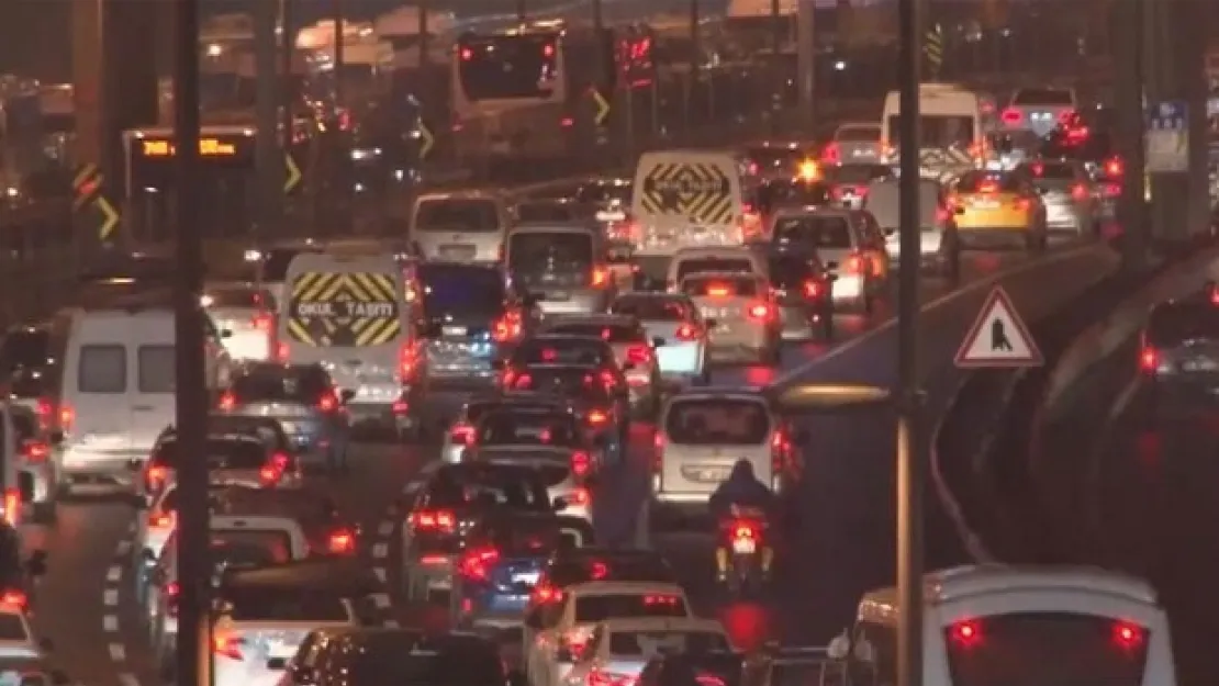 İstanbul'da yağış trafiği olumsuz etkiledi