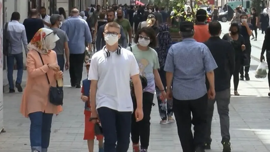 İstiklal Caddesi'nde dikkat çeken kalabalık!