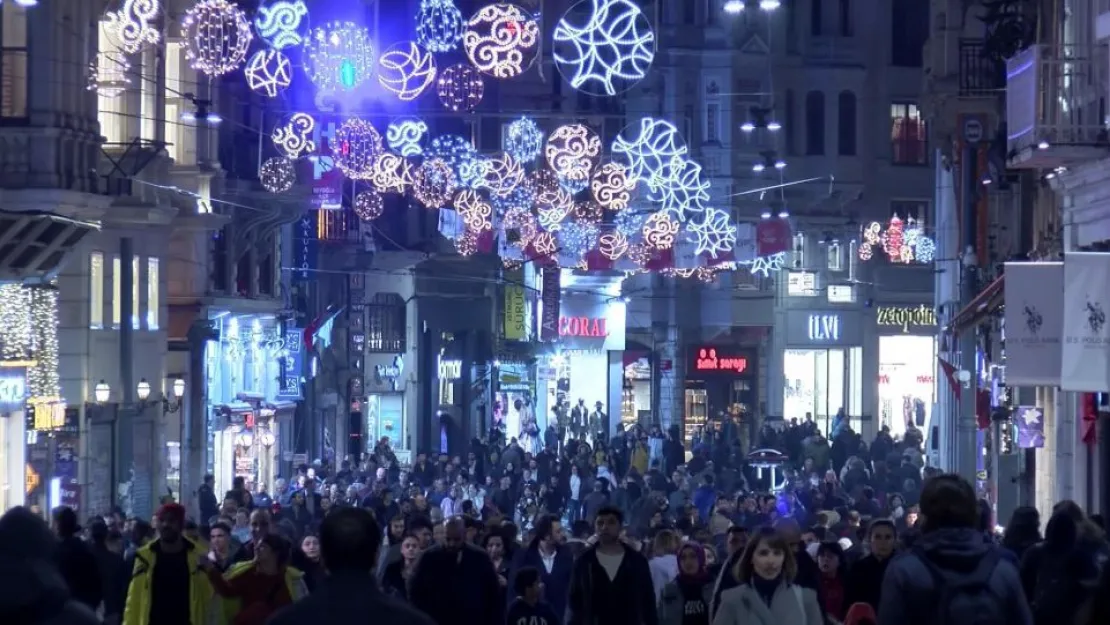 İstiklal Caddesi Yılbaşı Gecesine Hazırlanıyor