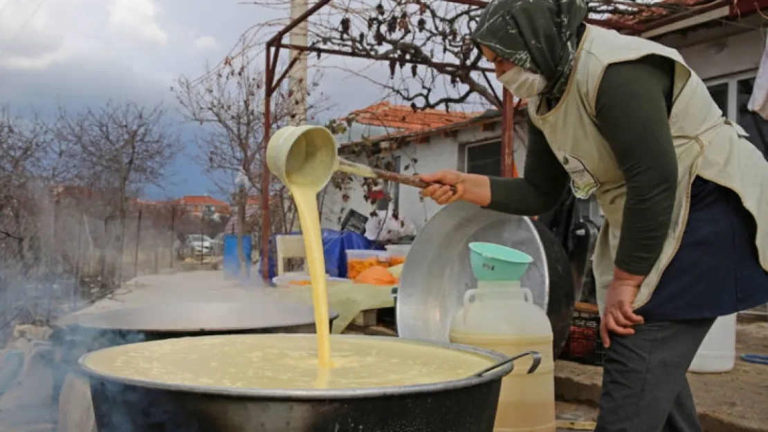 Kadınlar turunç kabuğundan reçel üretiyor