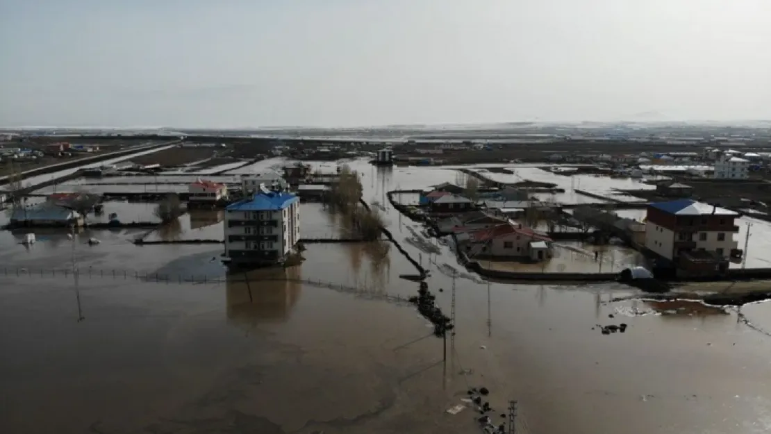 Kars'ı sel aldı