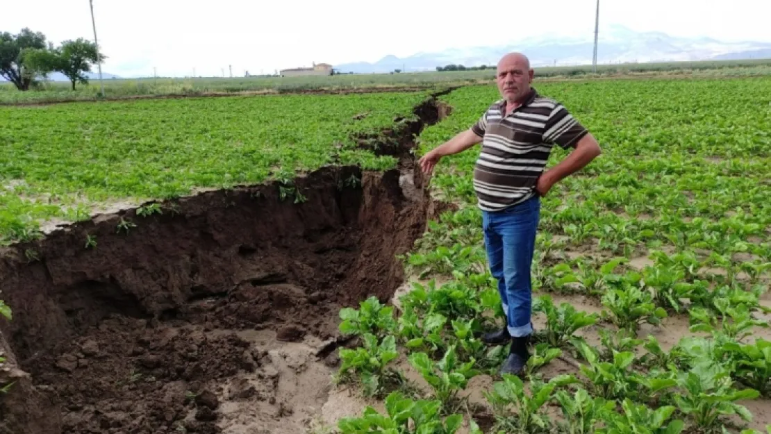 Kayseri'de şiddetli yağmur: Ekili arazide 2,5 kilometre yarık oluşturdu