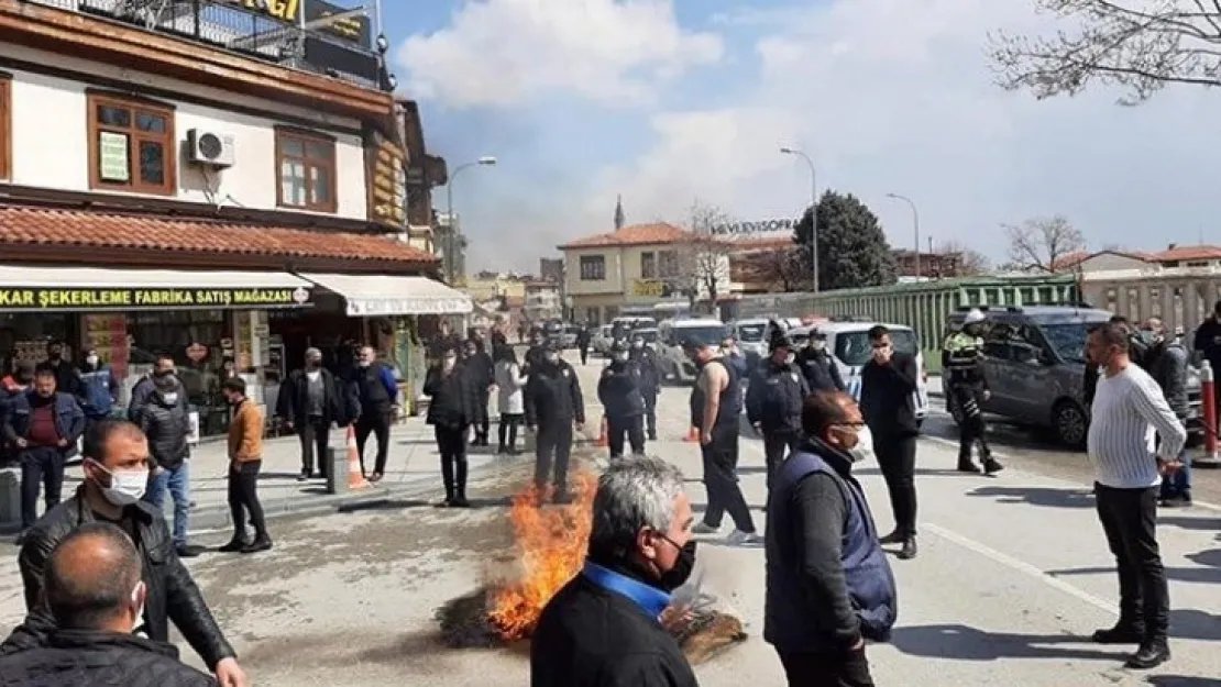 Konya esnafı masa sandalye yaktı