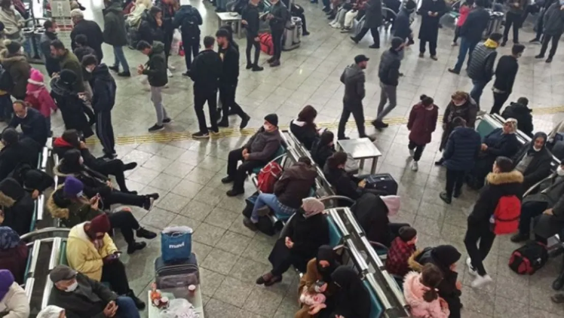 Konya'yı çevre illere bağlayan tüm yollar kapalı yolcular terminalde bekliyor