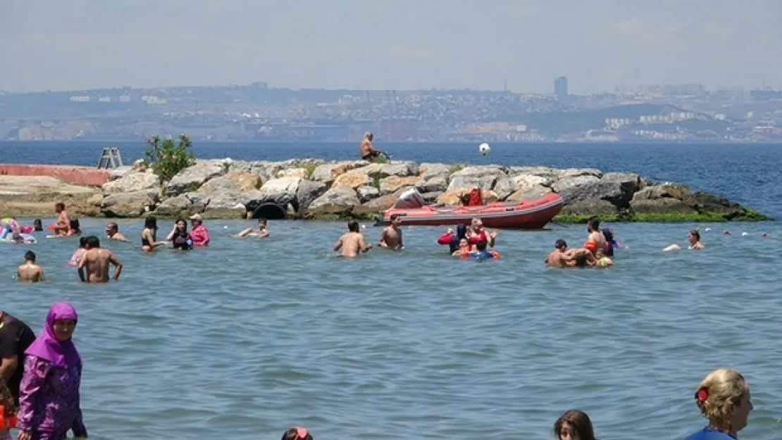 Mavi bayraklı Altın Kemer Plajı'nda hafta sonu yoğunluğu