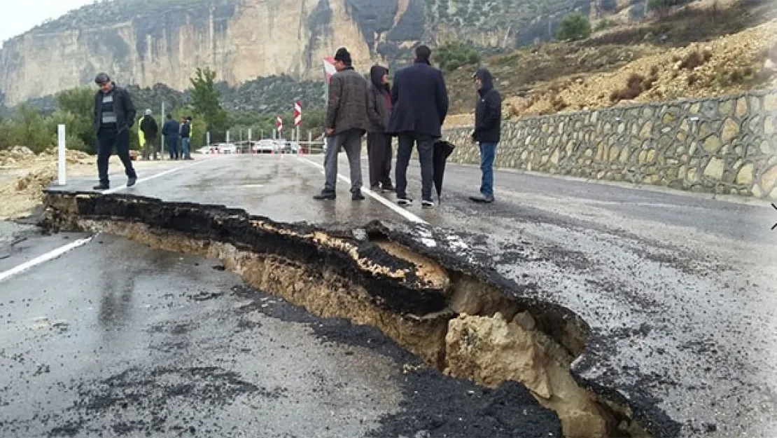 Mersin'de yol çöktü!